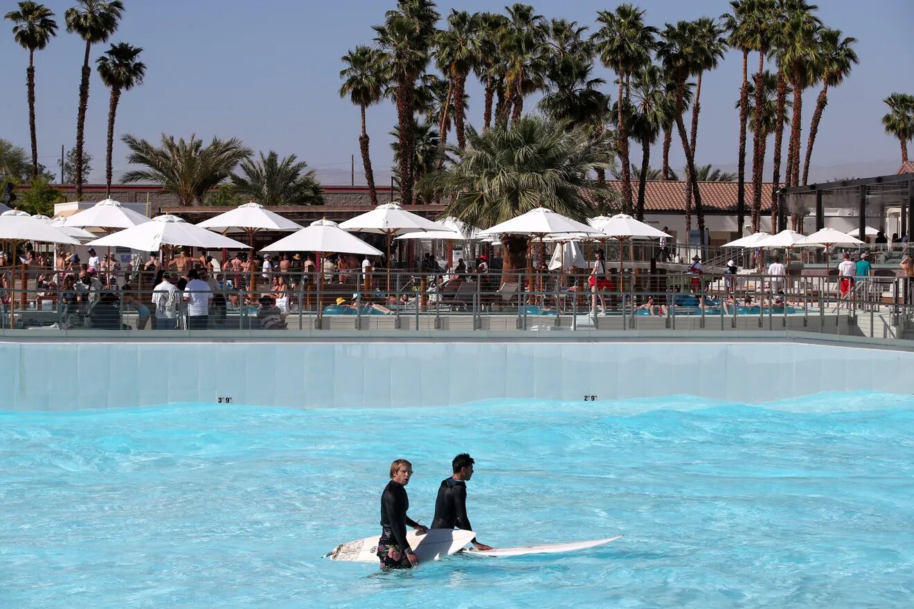 室外游泳池，恒温泳池