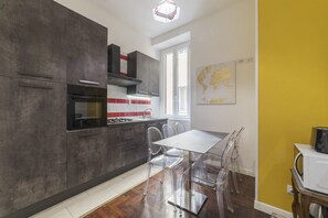 Microondas, horno, placa de cocina