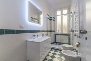Shower, hair dryer, bidet - GuestHost - Elegant 120sqm apartment that can accommodate up to 4 people. Located on the second floor, with elevator(not suitable for disabled), of a renovated period building 5 minutes walk from Vatican Museums and Ottaviano metro stop, the apartment is (Rome)