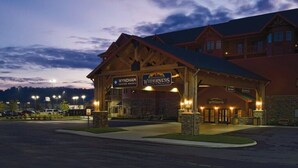 Suuri rakennus, jonka katettu sisäänkäynti on merkitty tekstillä ”Wyndham Vacation Resorts” ja ”Wilderness”.