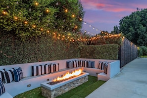 Property grounds - Your Own Private RESORT!🏝9BR/10BA Gated Compound✰ HUGE Pool, Gym, Yard, Parking (Los Angeles)