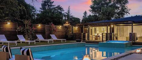 حمّام سباحة مُدفَّأ