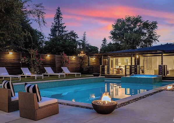 A heated pool - Your Own Private RESORT!🏝9BR/10BA Gated Compound✰ HUGE Pool, Gym, Yard, Parking (Los Angeles)