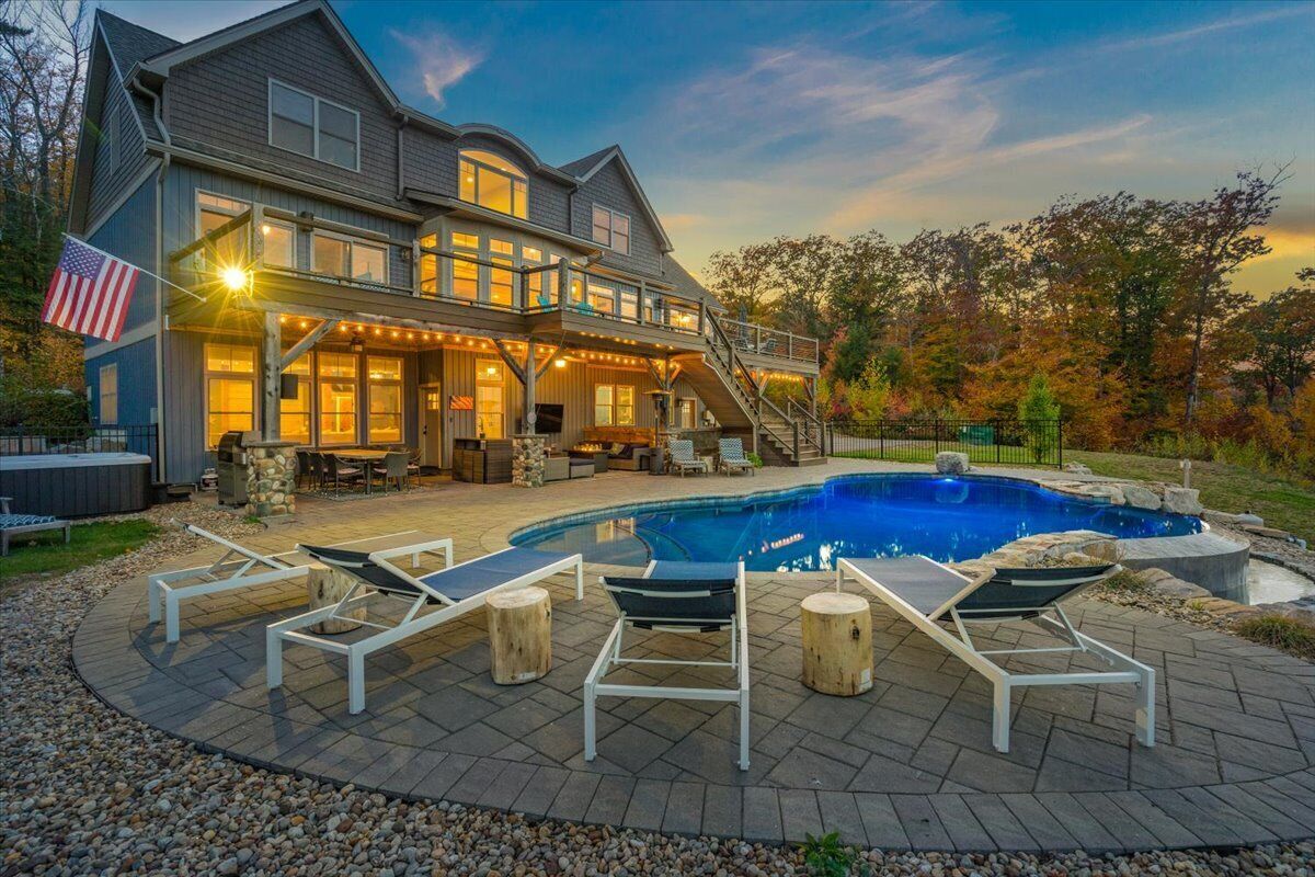 The Hideaway :: Mountain Home with Sweeping Lake & Mountain Views !!