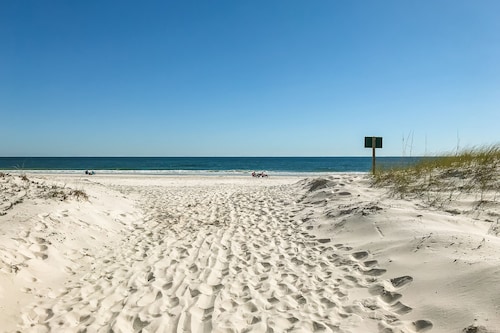 Vibrant, waterfront getaway with beach access, outdoor pool, BBQ, balcony