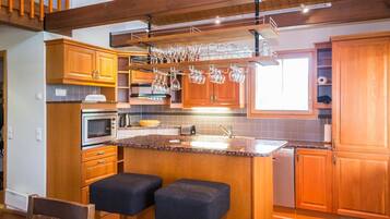 Kühlschrank, Mikrowelle, Geschirrspüler, Kochgeschirr/Geschirr/Besteck