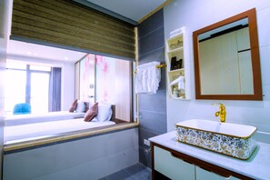 Free toiletries, hair dryer, slippers, towels - Sakura Hotel (Hoa Binh)