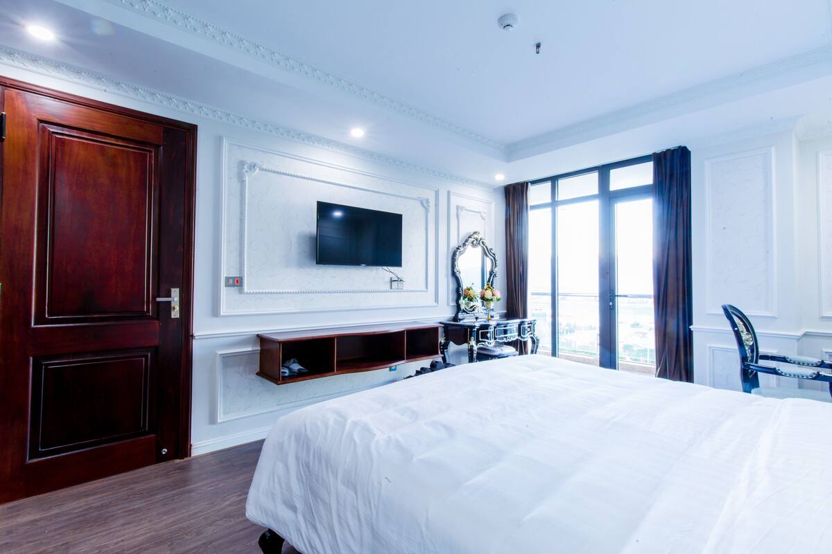Presidential Room | Minibar, desk, laptop workspace, blackout curtains