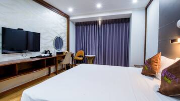 Quarto casal superior | 1 quarto, frigobar, escrivaninha, espaço de trabalho para notebook