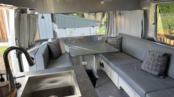 Televisión, reproductor de DVD y estéreo