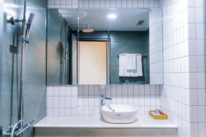 ファミリー トリプルルーム | バスルーム | シャワー、水圧マッサージシャワー、バスアメニティ (無料)、スリッパ
