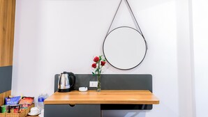 Deluxe Double Room Single Use | Makan dalam bilik