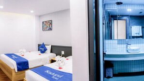 Family Triple Room | Bar mini, meja, langsir/tirai gelap terus, Wi-fi percuma 