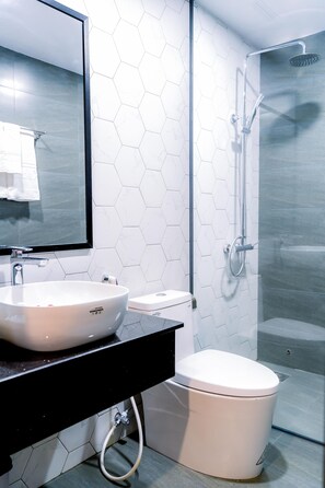 Basic Double Room | Bathroom | Shower, hydromassage showerhead, free toiletries, slippers - Kadupul Hotel (Quy Nhon)