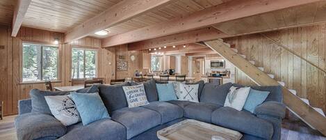 Televisor, reproductor de DVD, llibres i videoteca