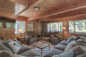 Fernseher, DVD-Player, Bücher, Videothek