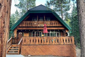 Situated in a forested area, this lodge offers a secluded retreat with a balcony and outdoor seating.