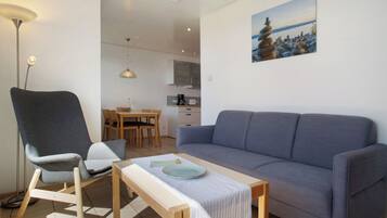 Fernseher, Tischtennisplatte, Stereoanlage