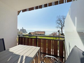 Outdoor dining - Comfortable Apartment “OG1” in “Heinemann Guest House” Directly on Lake Constance (Langenargen)