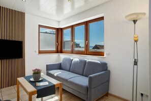 Fernseher, Tischtennisplatte, Stereoanlage