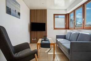 Fernseher, Tischtennisplatte, Stereoanlage