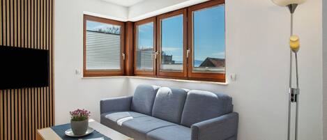 Fernseher, Tischtennisplatte, Stereoanlage