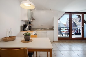 Fridge, oven, stovetop, dishwasher - Holiday apartment in the "Gästehaus Heinemann" directly on Lake Constance with Wi-Fi (Langenargen)