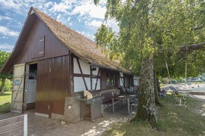 Outdoor dining - Holiday apartment in the "Gästehaus Heinemann" directly on Lake Constance with Wi-Fi (Langenargen)