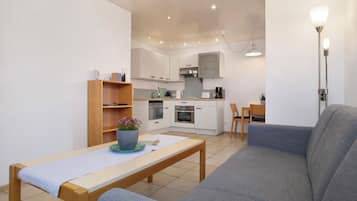 Fernseher, Tischtennisplatte, Stereoanlage