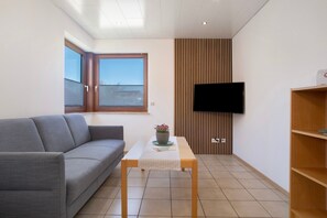 TV, ping pong, stereo