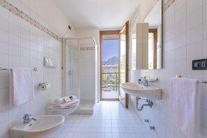 Douche, sèche-cheveux, bidet, serviettes fournies