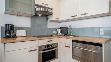 Fridge, oven, stovetop, dishwasher