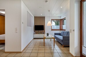 Tv, ett bordtennisbord och en stereo