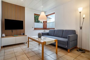 Fernseher, Tischtennisplatte, Stereoanlage