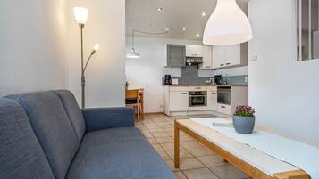 Fernseher, Tischtennisplatte, Stereoanlage