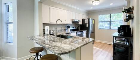 Réfrigérateur, micro-ondes, plaque de cuisson, lave-vaisselle