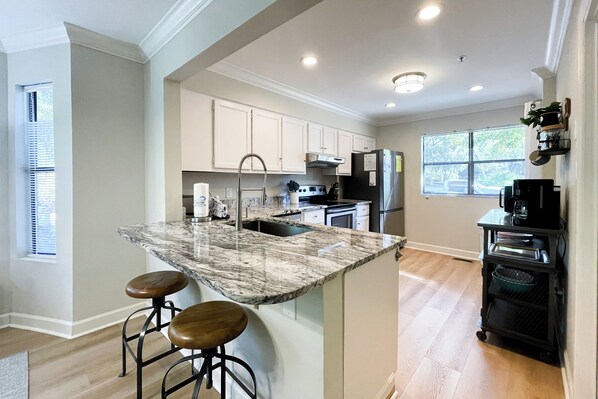 Fridge, microwave, stovetop, dishwasher