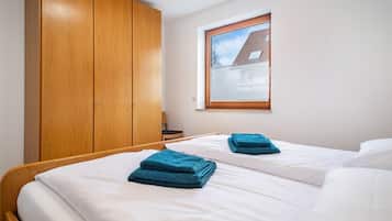 2 bedrooms, iron/ironing board, free WiFi, bed sheets