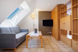 TV, tavolo da ping pong, impianto stereo