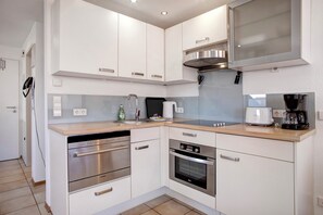 ثلاجة، فرن، موقد طهي مسطح، غسالة أطباق