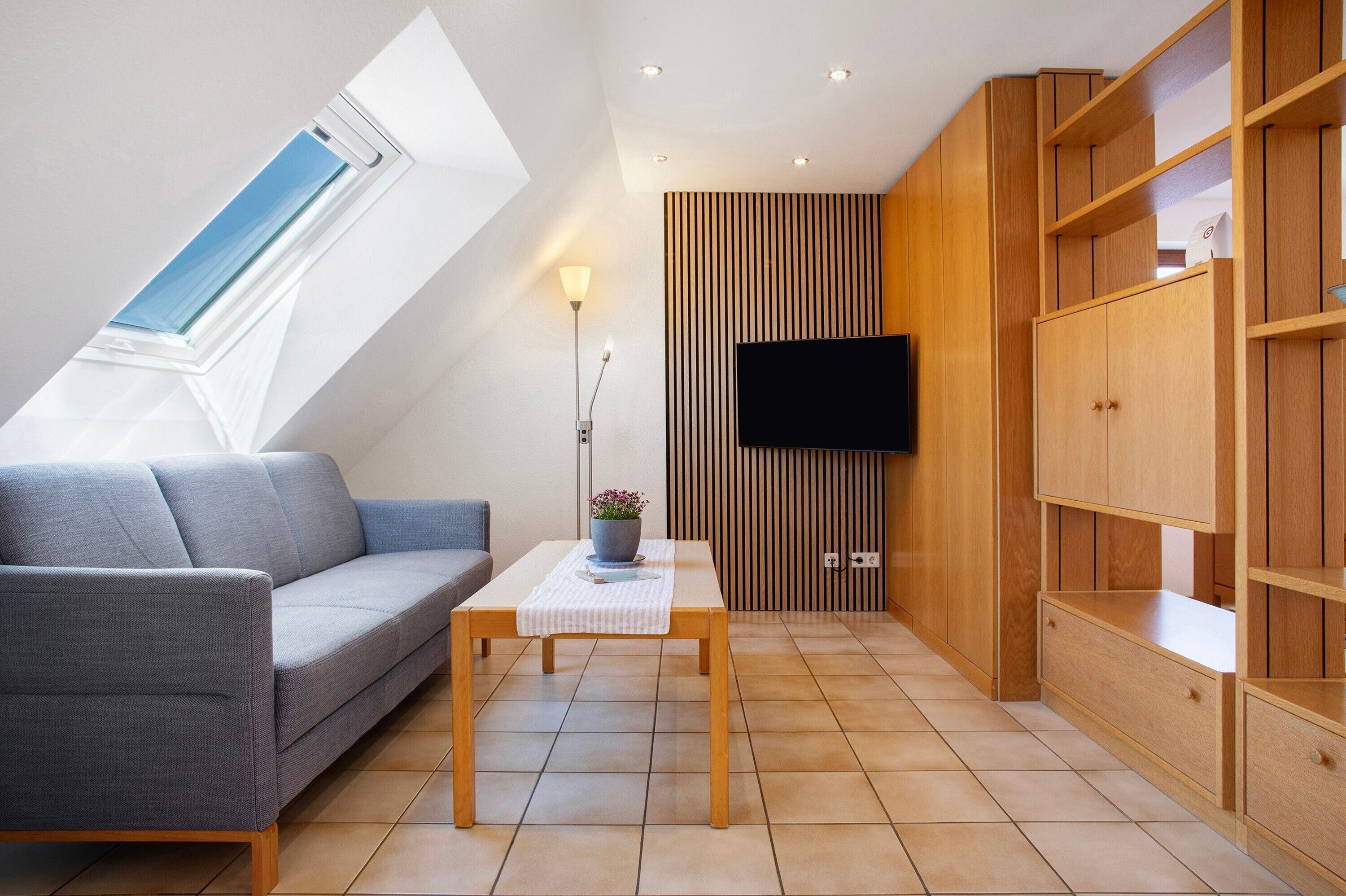 Fernseher, Tischtennisplatte, Stereoanlage