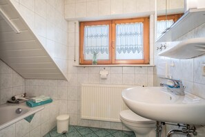 Bathtub, hair dryer, towels - Apartment “Monninger” close to Lake Constance with Wi-Fi, Balcony & Garden (Langenargen)