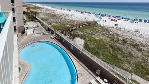 Un resort con piscina, playa y vista al océano.