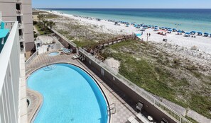 Resort com piscina, praia e vista para o oceano.
