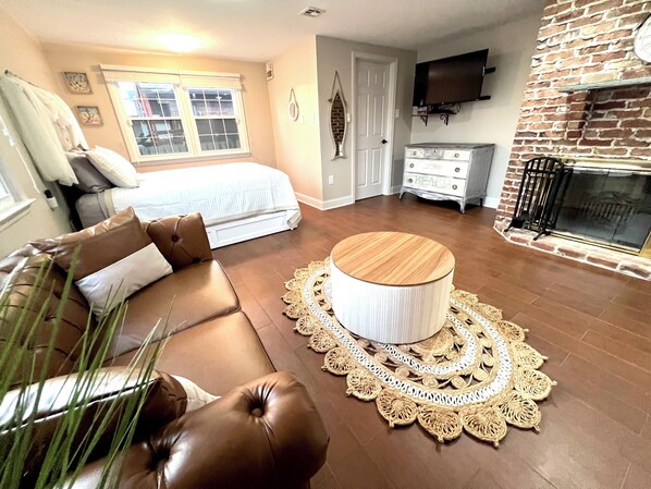 4 bedrooms, iron/ironing board, travel cot, free WiFi - POOL, TIKI BAR, WATERFRONT home, 8 LBI Beach passes in Mystic Island NJ (Mystic Island)