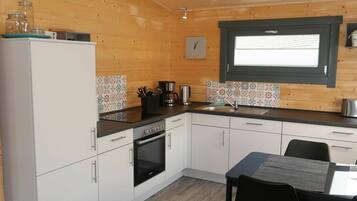 Ofen, Geschirrspüler, Esstisch