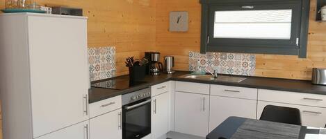 Ofen, Geschirrspüler, Esstisch