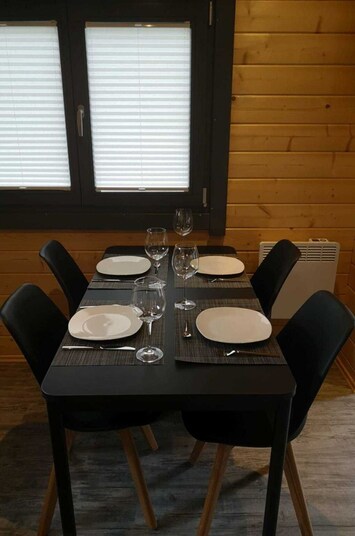 Tabelle, Geschirr, Möbel, Eigentum, Stuhl, Gebäude, Fenster, Holz, Interior Design, Küche & Esszimmer Tisch