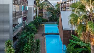 Una piscina al aire libre