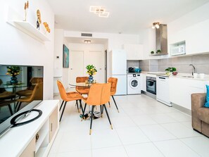 Mikrowelle, Ofen, Geschirrspüler, Hochstuhl